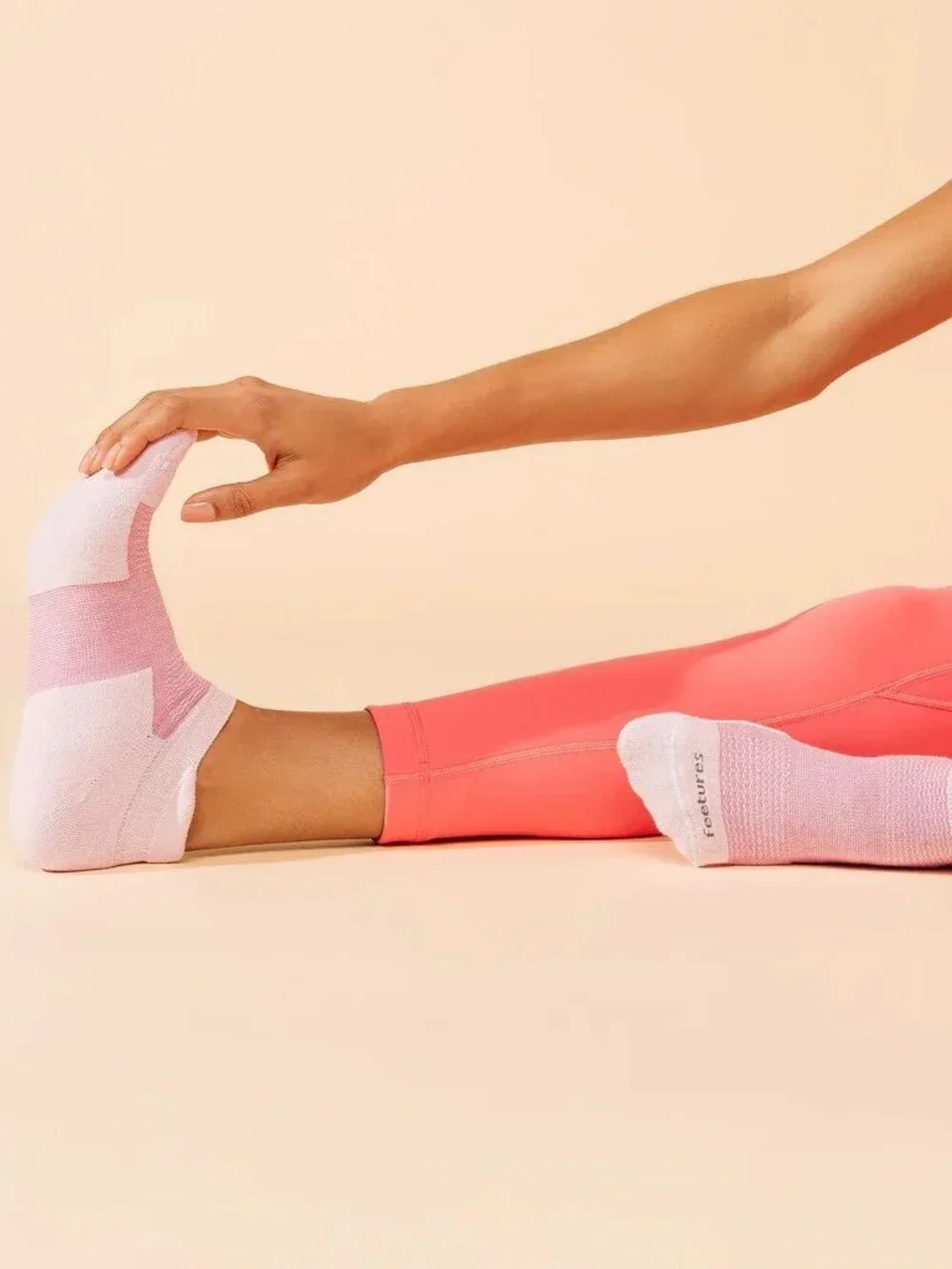 Feetures High Performance Ultra Light Cushion No Show Tab Unisex Socks Womens LG